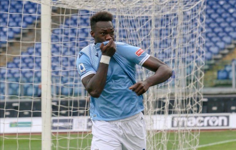 Lutto tra i Tifosi della Lazio: Caicedo Rende Omaggio al Supporter Scomparso in un Incidente