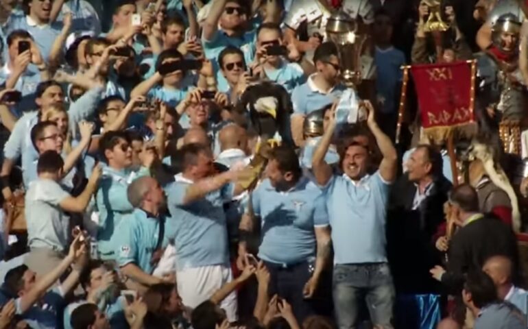 La maglia della Nazionale a Piazza di Spagna dove la Lazio festeggiò la ‘Coppa in Faccia’