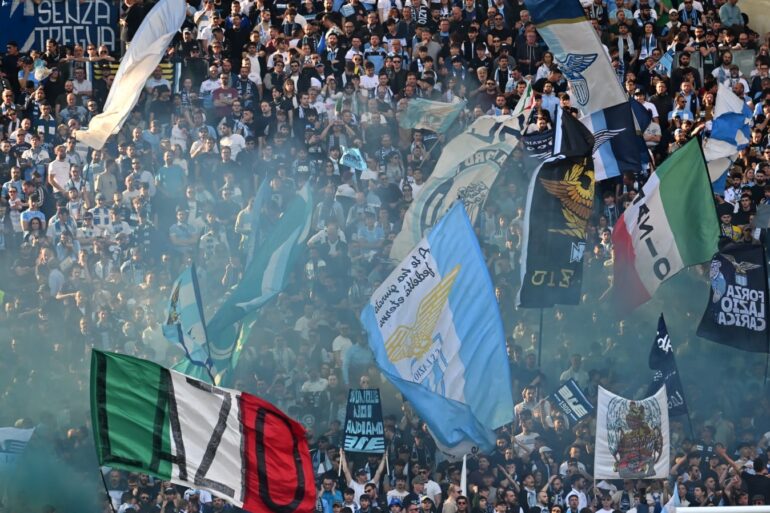 Curva Nord, tornato il vecchio coro sulla base degli Oasis . Video