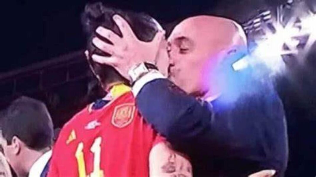 bacio a calciatrice rubiales hermoso (1)