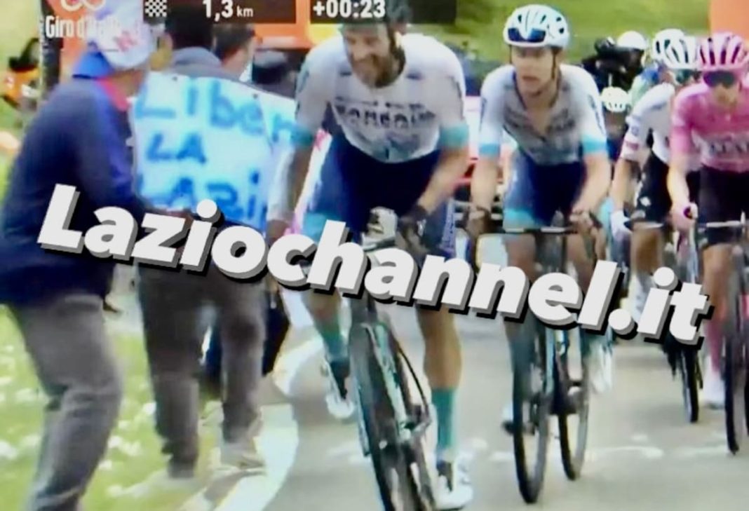 Giro d’Italia striscione contro Lotito - laziochannel.it